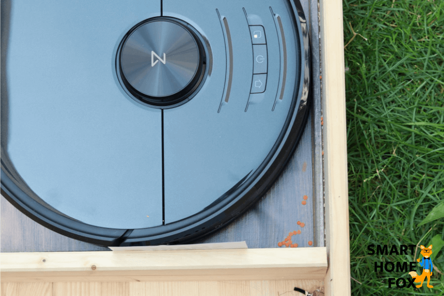 Roborock S6 MaxV saugt in einer Ecke.